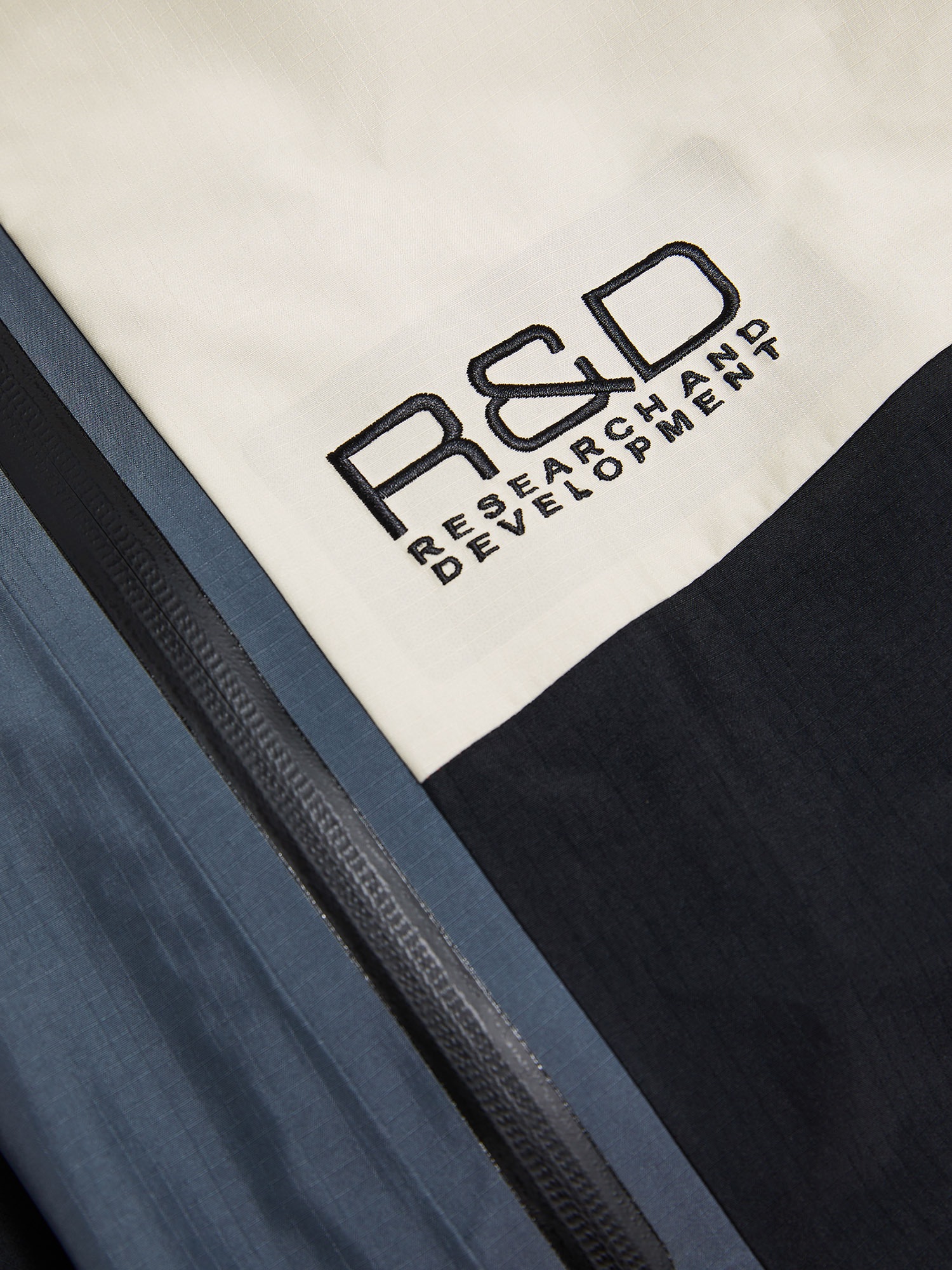 Peak Performance Men's Vertical GTX Pro 3L Shell Bib Pants Black / Mountain Mist 04