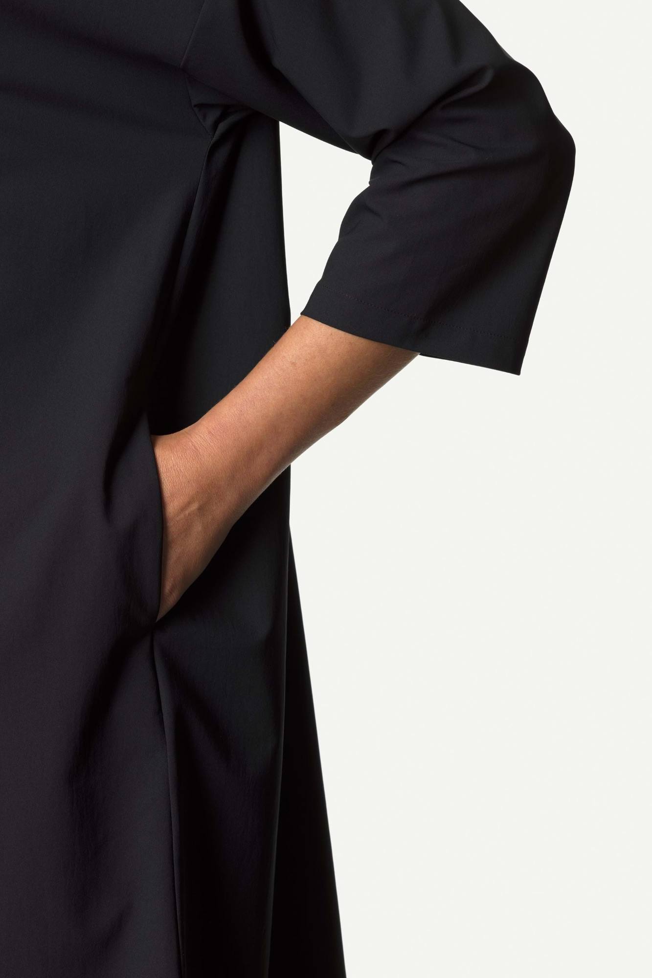 Houdini Women's Route Shirt Dress Musta 03