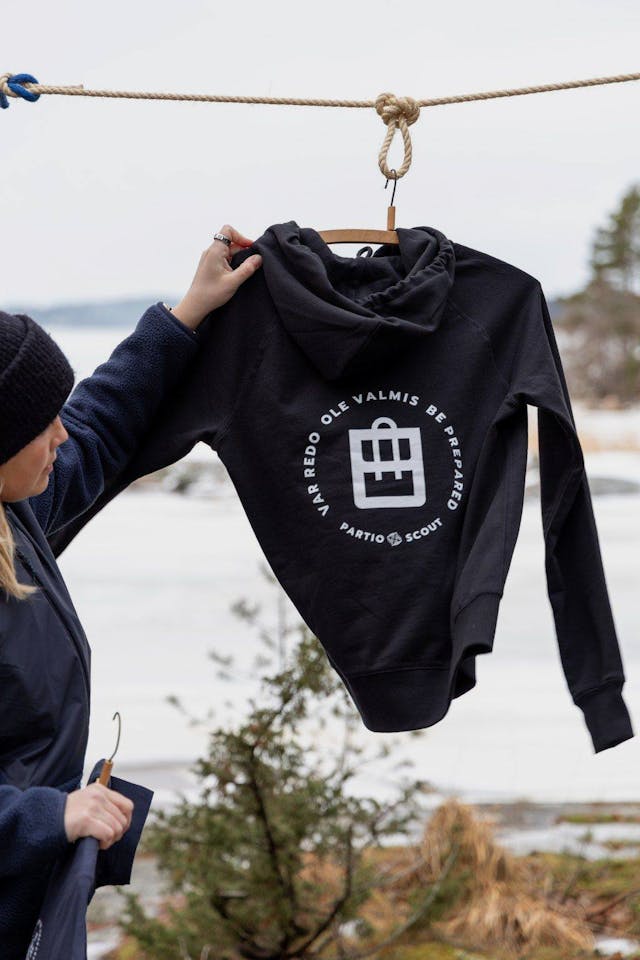 Partiotuote Unisex-huppari, Ole valmis. Black 04