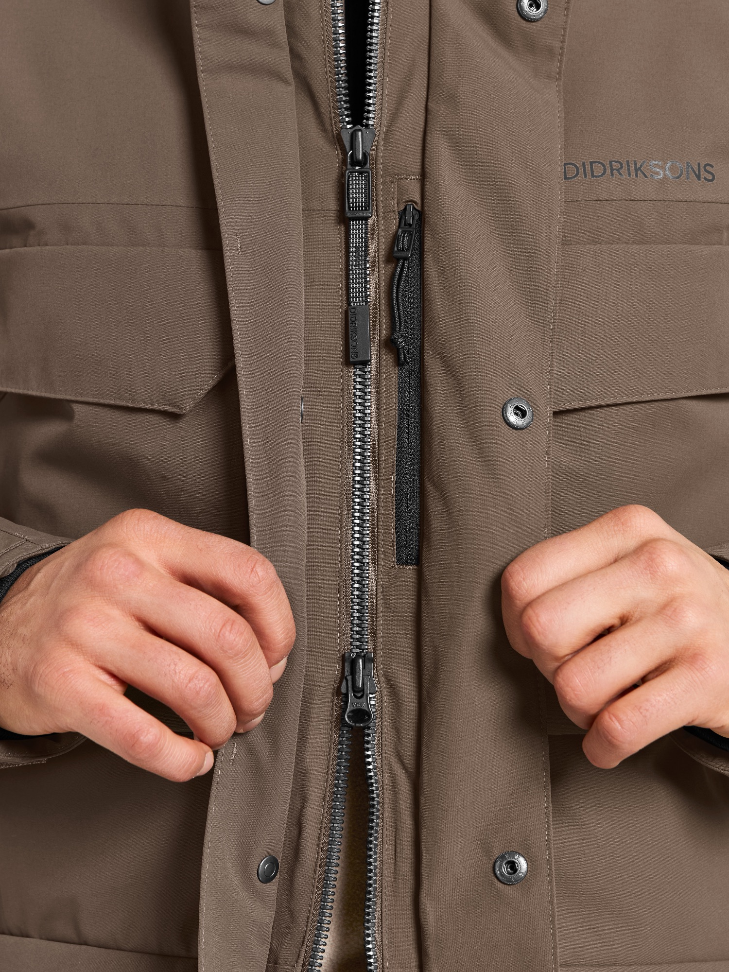 Didriksons Men's Drew 8 Parka ja Men's Renegade Evo Ice GTX Musta 26