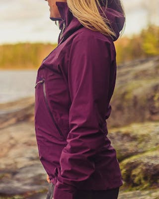 Korjauspalvelu GTX/Kalvovaatteen ratkenneen sauman korjaus