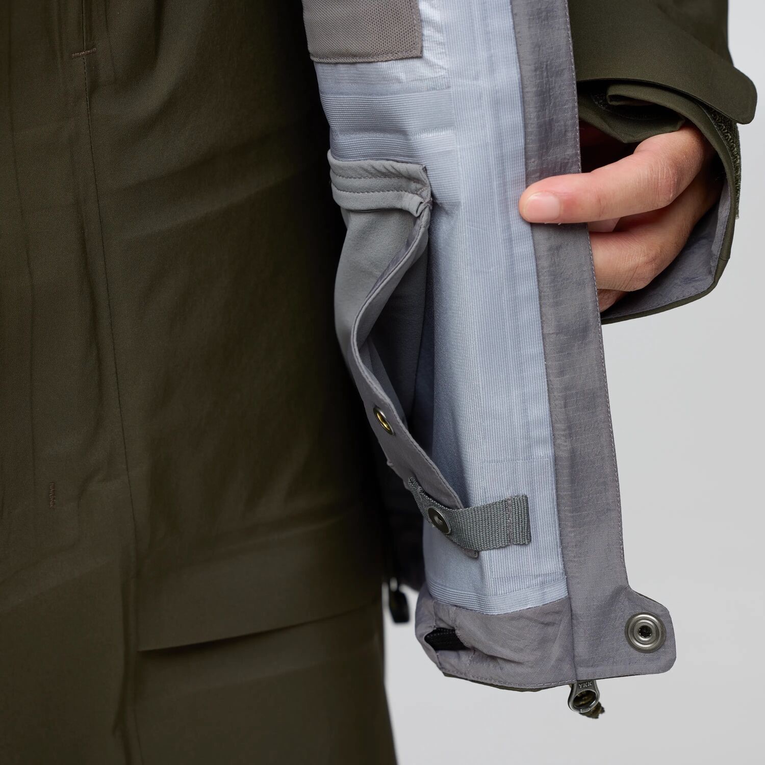 Fjällräven Men's Bergtagen GTX Tour Jacket Black 12