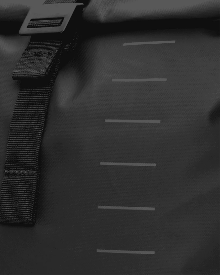 DB Essential Backpack 24L Musta 05