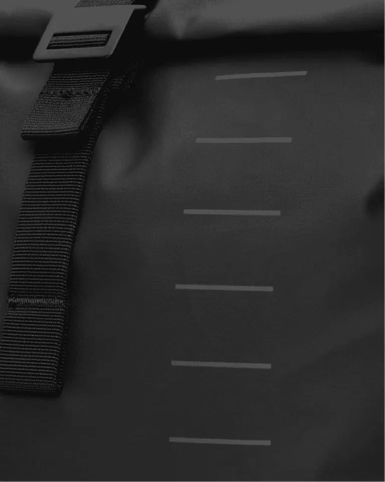 DB Essential Backpack 24L Musta 05