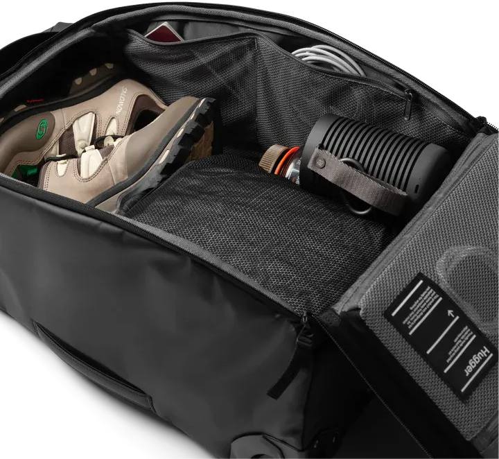 DB Hugger Roller Carry On 40L Black 08