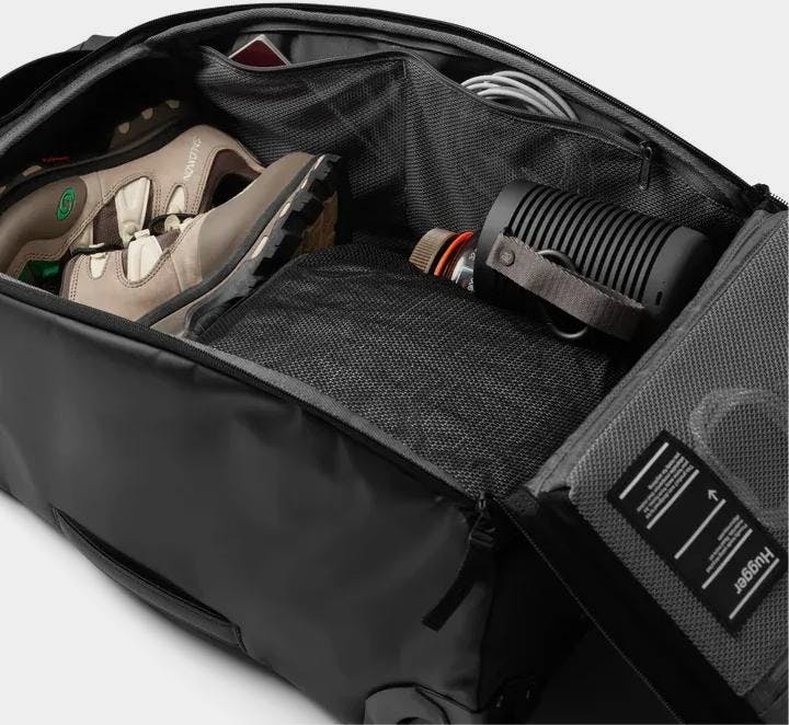 DB Hugger Roller Carry On 40L Black 08
