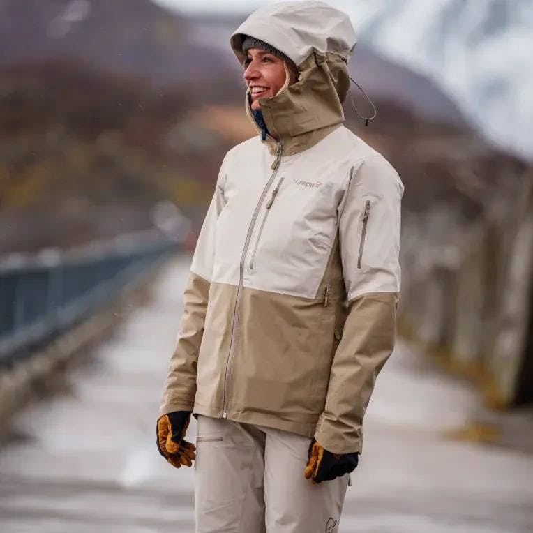 Norrøna Women's Lofoten GTX Jacket Oatmeal 01