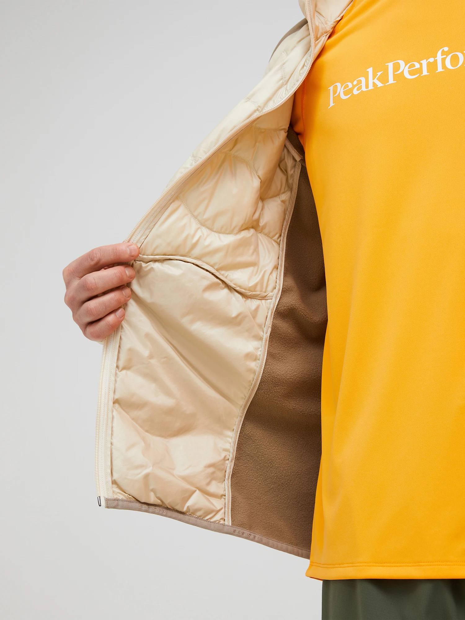 Peak Performance Men's Helium Hybrid Jacket Sand 05