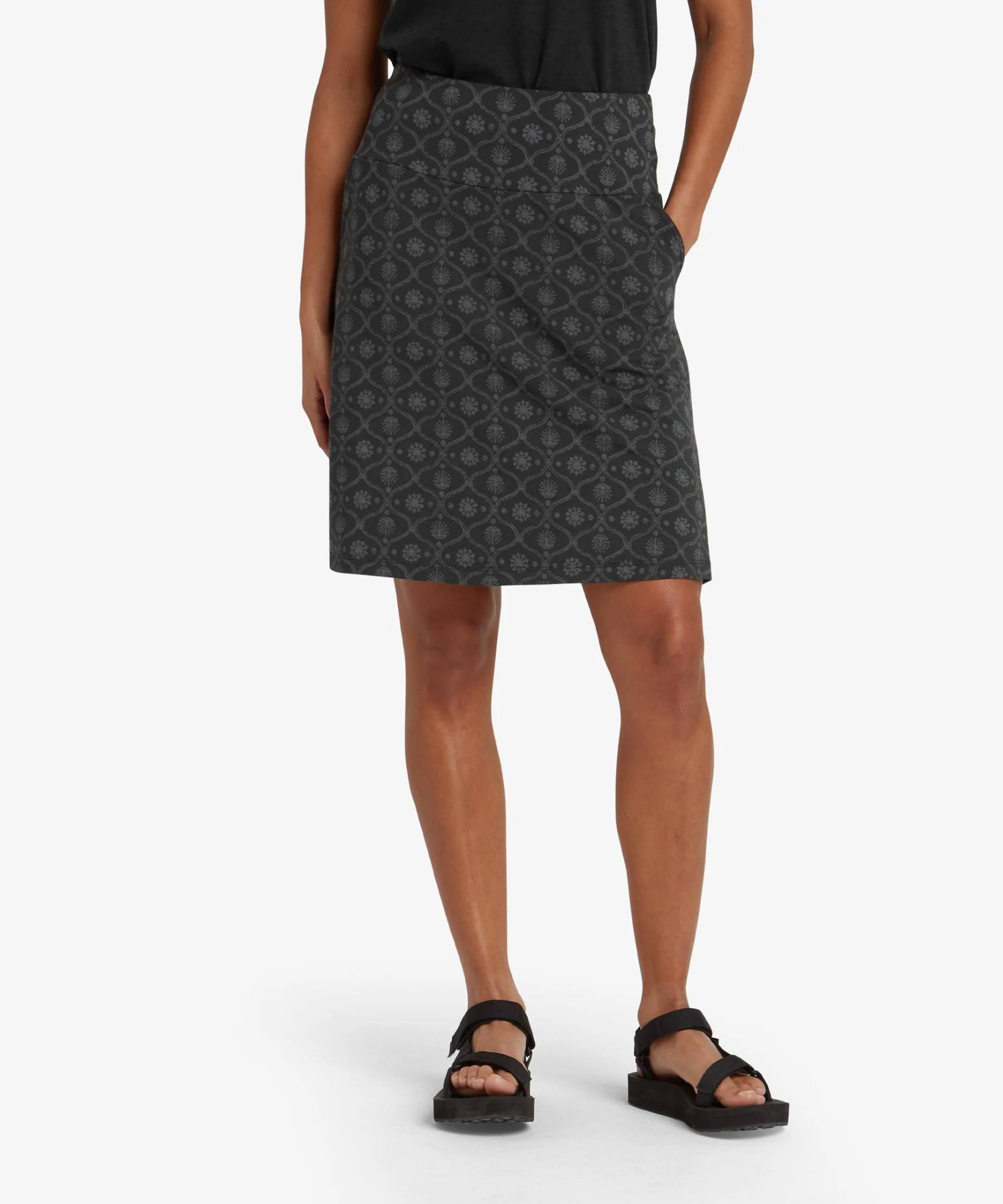 Sherpa Women's Padma Pull-on Skirt Musta 02