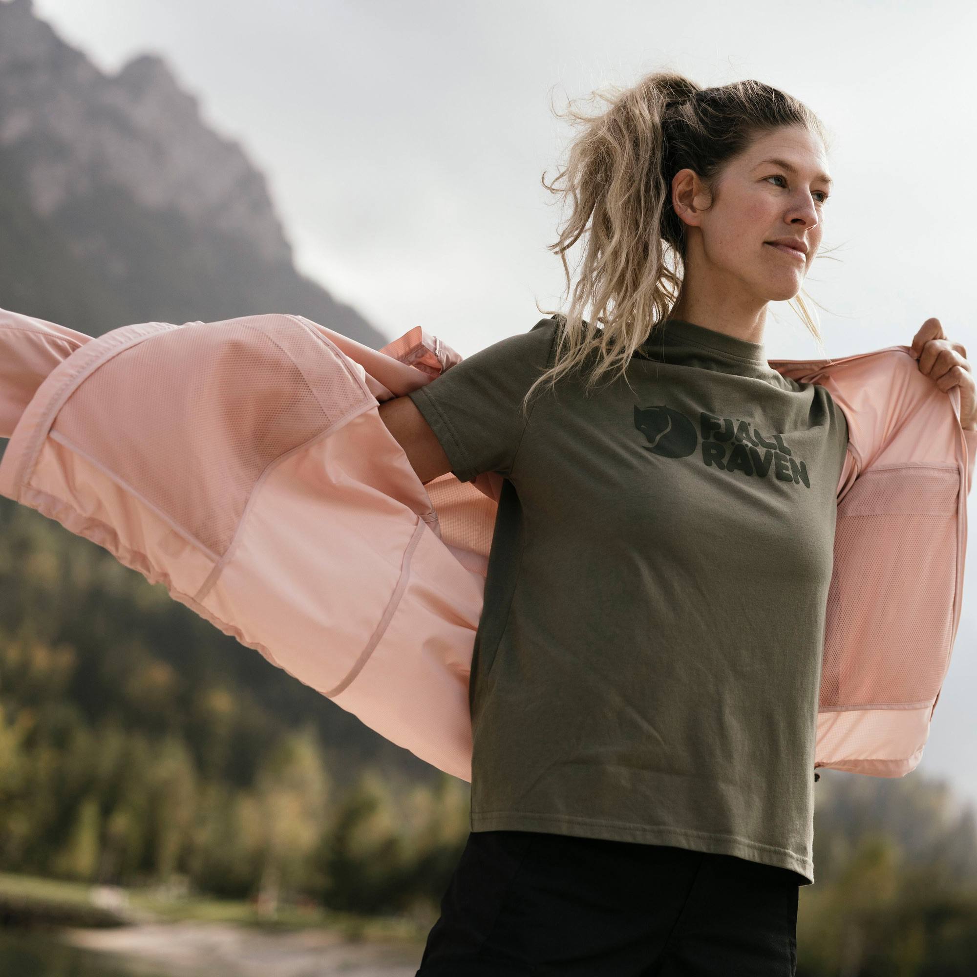 Fjällräven Women's High Coast Wind Hoodie Chalk Rose 06