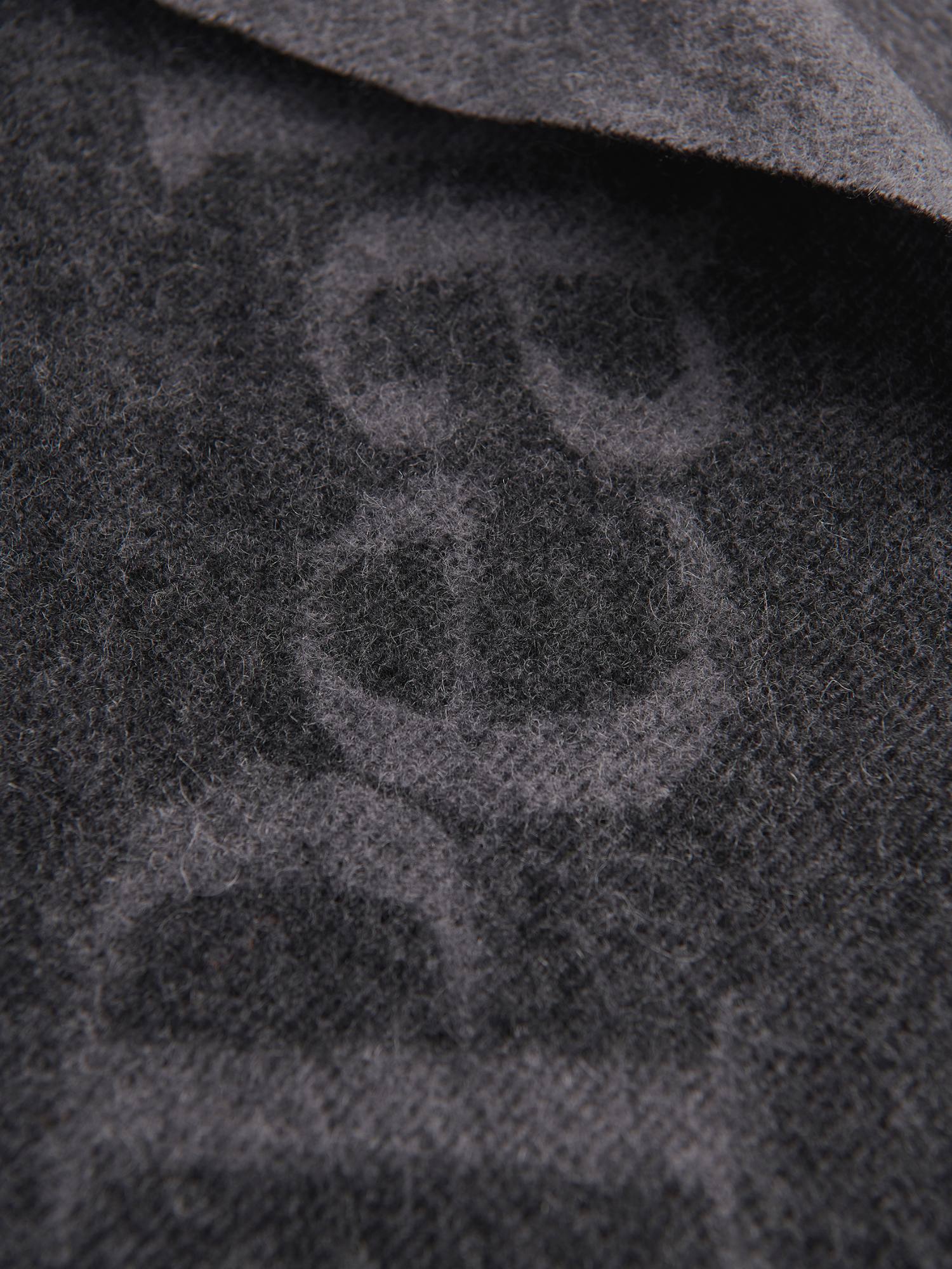 Peak Performance Wool Scarf Musta 03