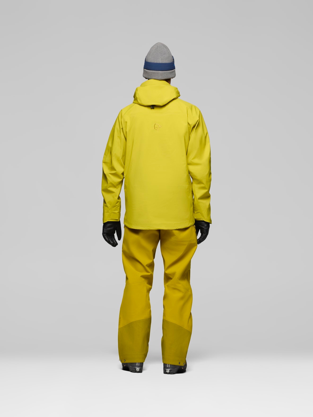 Norrøna Men's Lofoten GTX Pro Jacket skiing - Scandinavian Outdoor