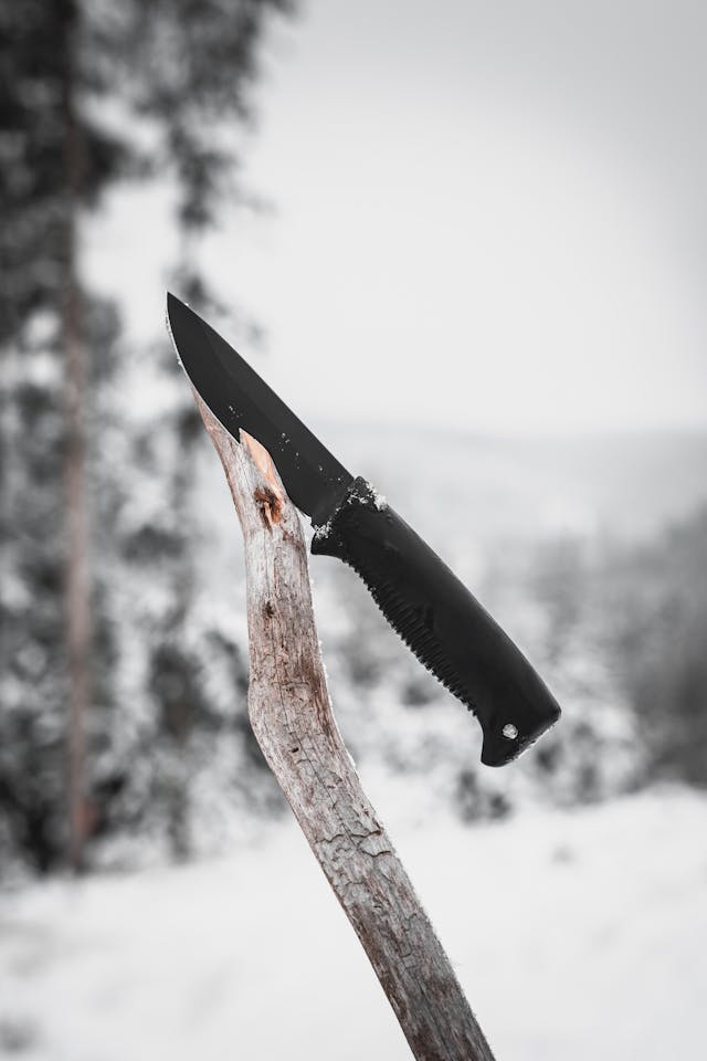 Peltonen Knives Sissipuukko M07 N690 Nahkatupella, Pinnoittamaton Musta 03