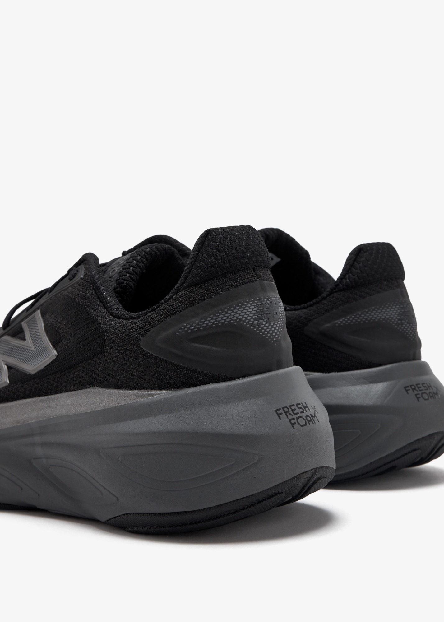 New Balance Men's Fresh Foam More V6 Musta 03