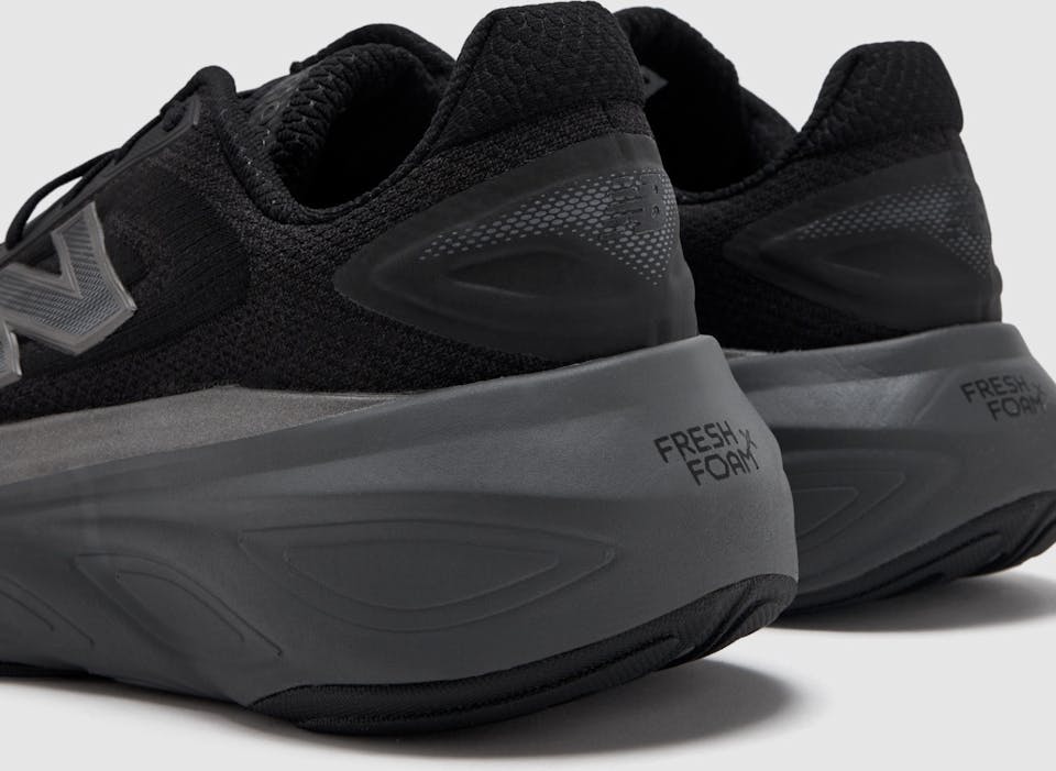New Balance Men's Fresh Foam More V6 Musta 03