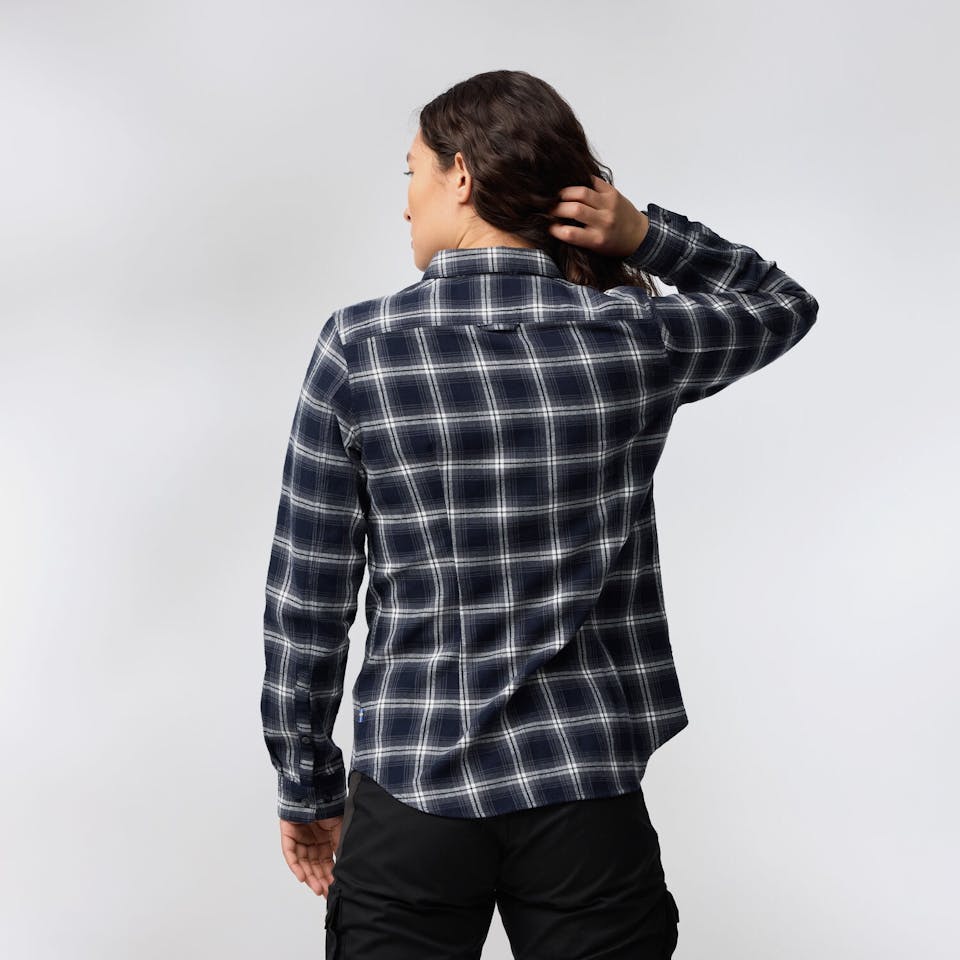 Fjällräven Övik Flannel W LS Shirt Dark navy 07
