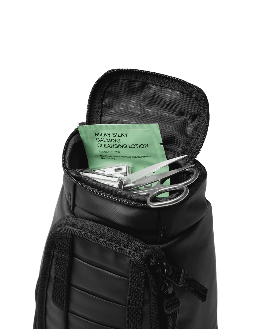 DB Hugger Washbag Musta 05