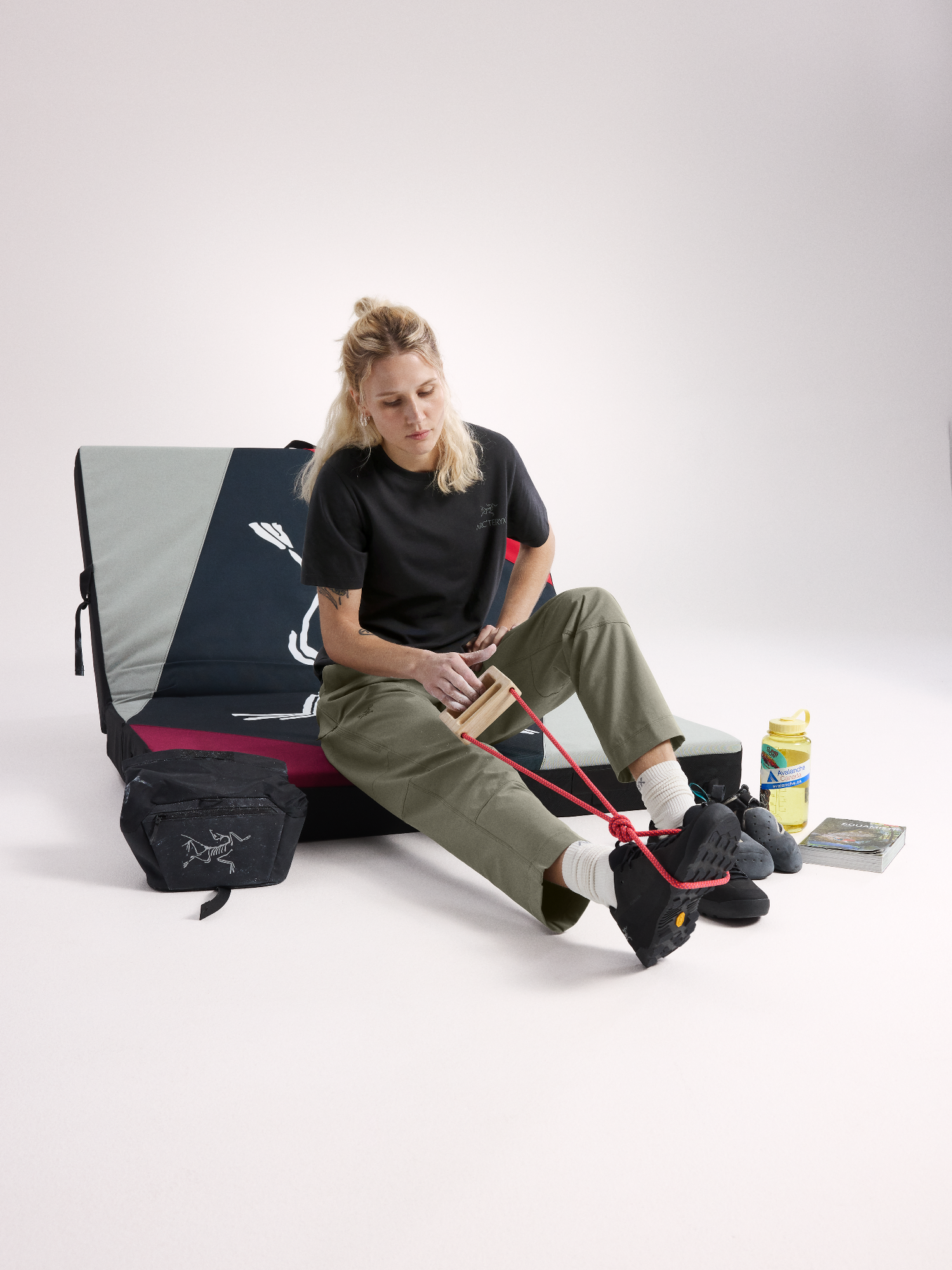 Arc'teryx Women's Kragg SL Cotton Emblem Crew Shirt SS Musta 04