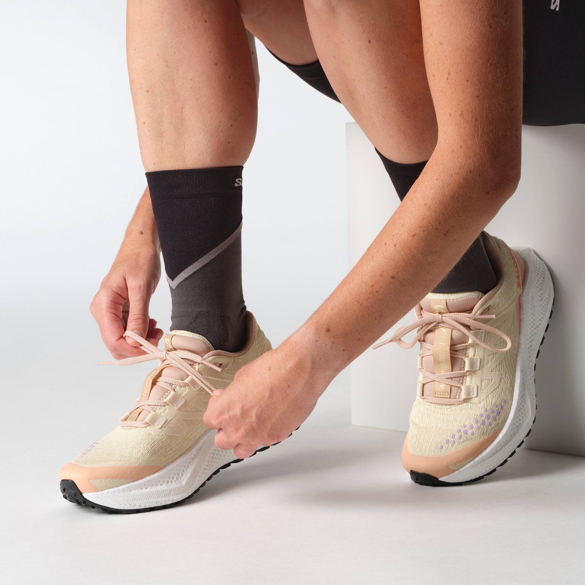 Salomon Adv Skin 5 Set, Women's Aero Glide 3 GRVL, Suunto Run Frost Grey Goji 30