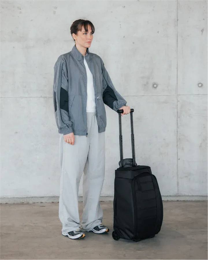 DB Hugger Roller Carry On 40L Black 02