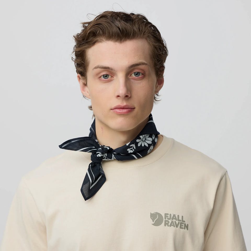 Fjällräven Fjällblomster Bandana Chalk 04