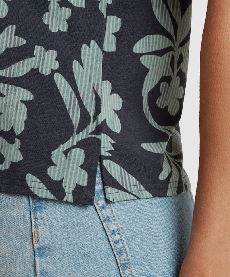 Sherpa Women's Neha Relax Tee Black Gurans 05