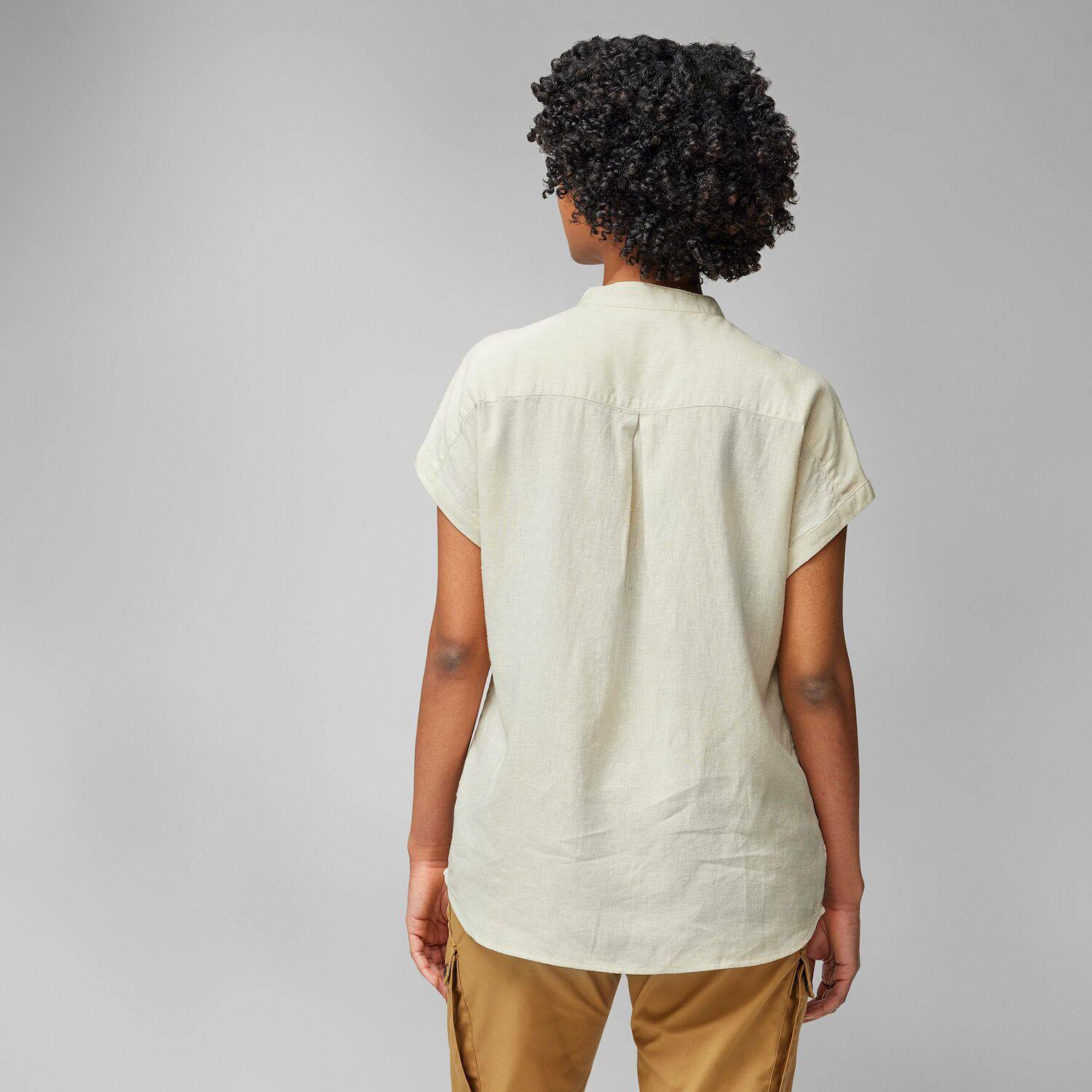 Fjällräven Women's Övik Hemp SS Shirt Chalk 04