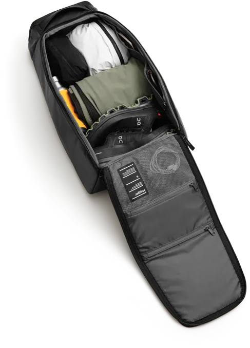 DB Hugger 30L Black 08