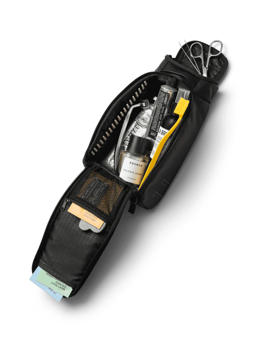 DB Hugger Washbag Musta 04