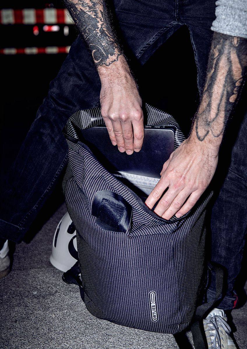 Ortlieb Velocity High Visibility 23 L Black 03