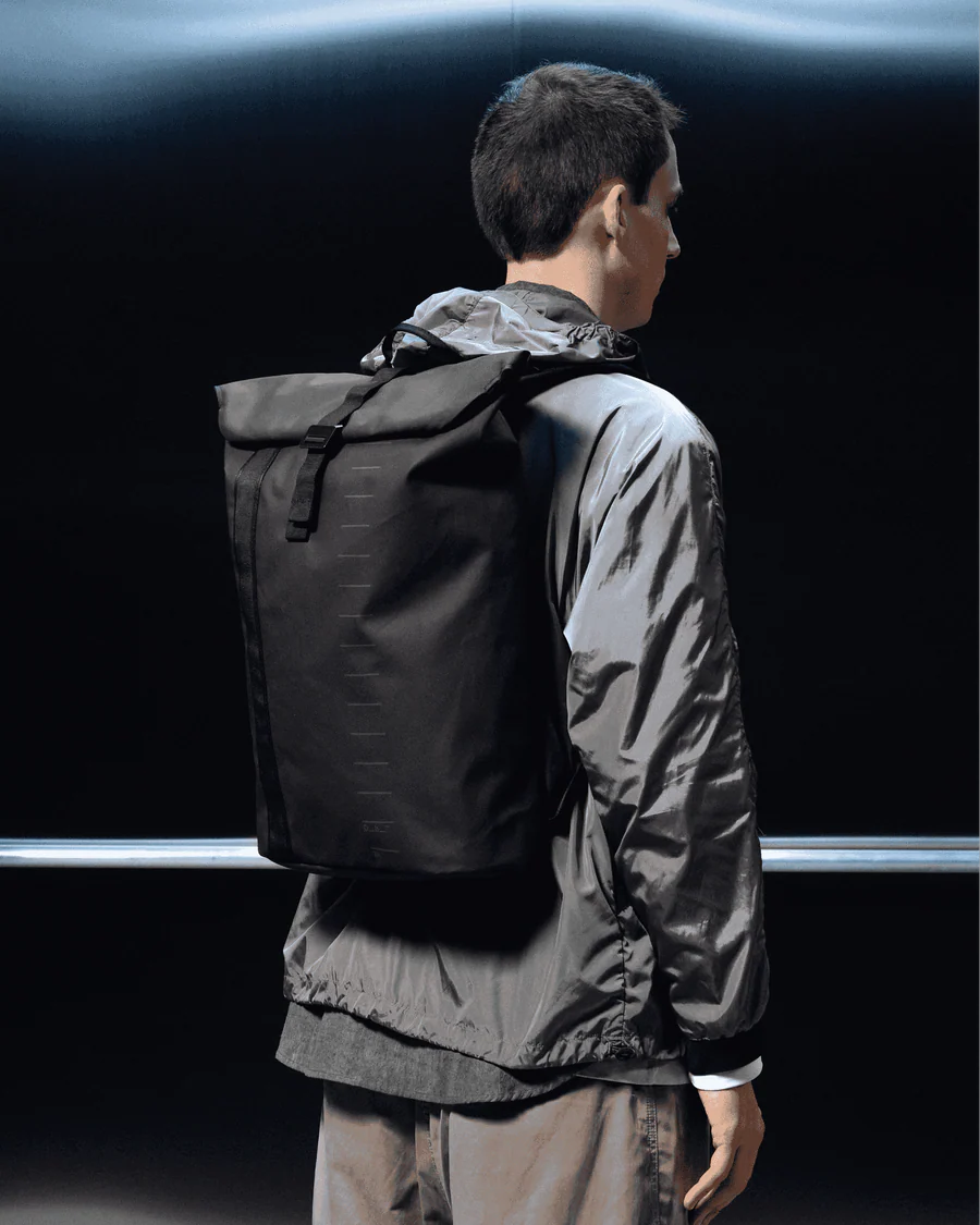 DB Essential Backpack 24L Musta 04