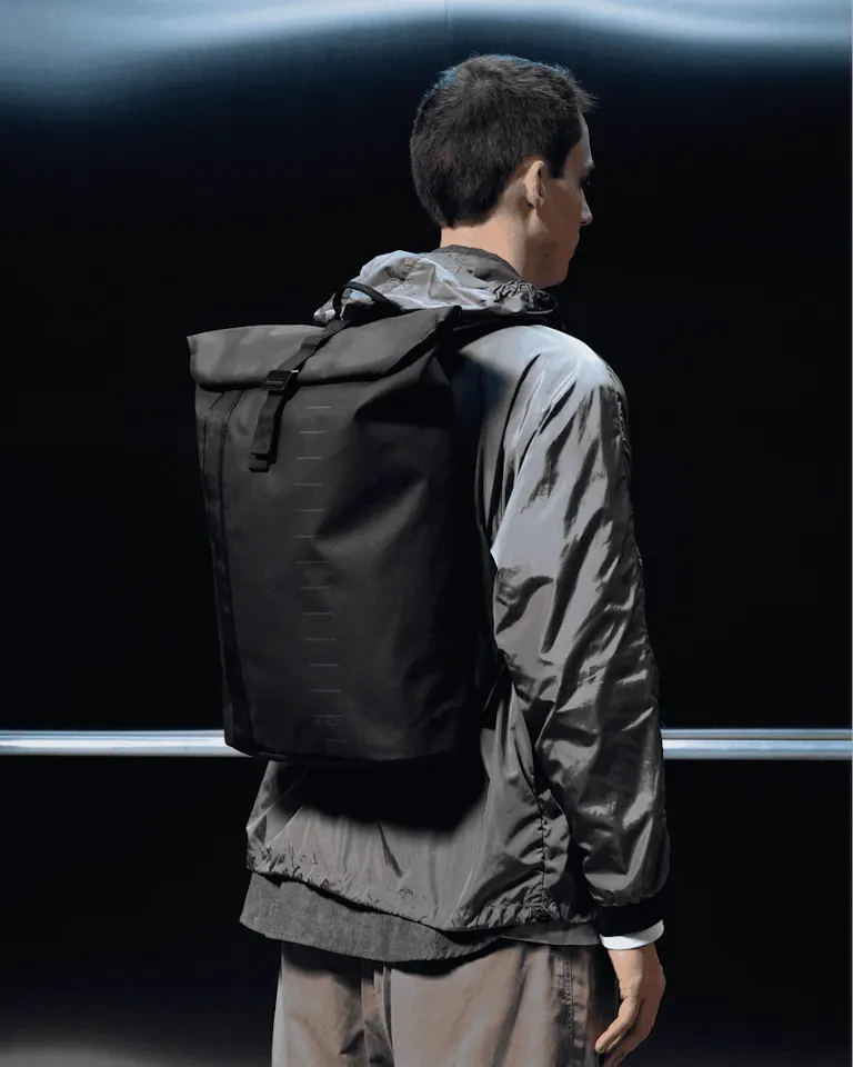 DB Essential Backpack 24L Musta 04