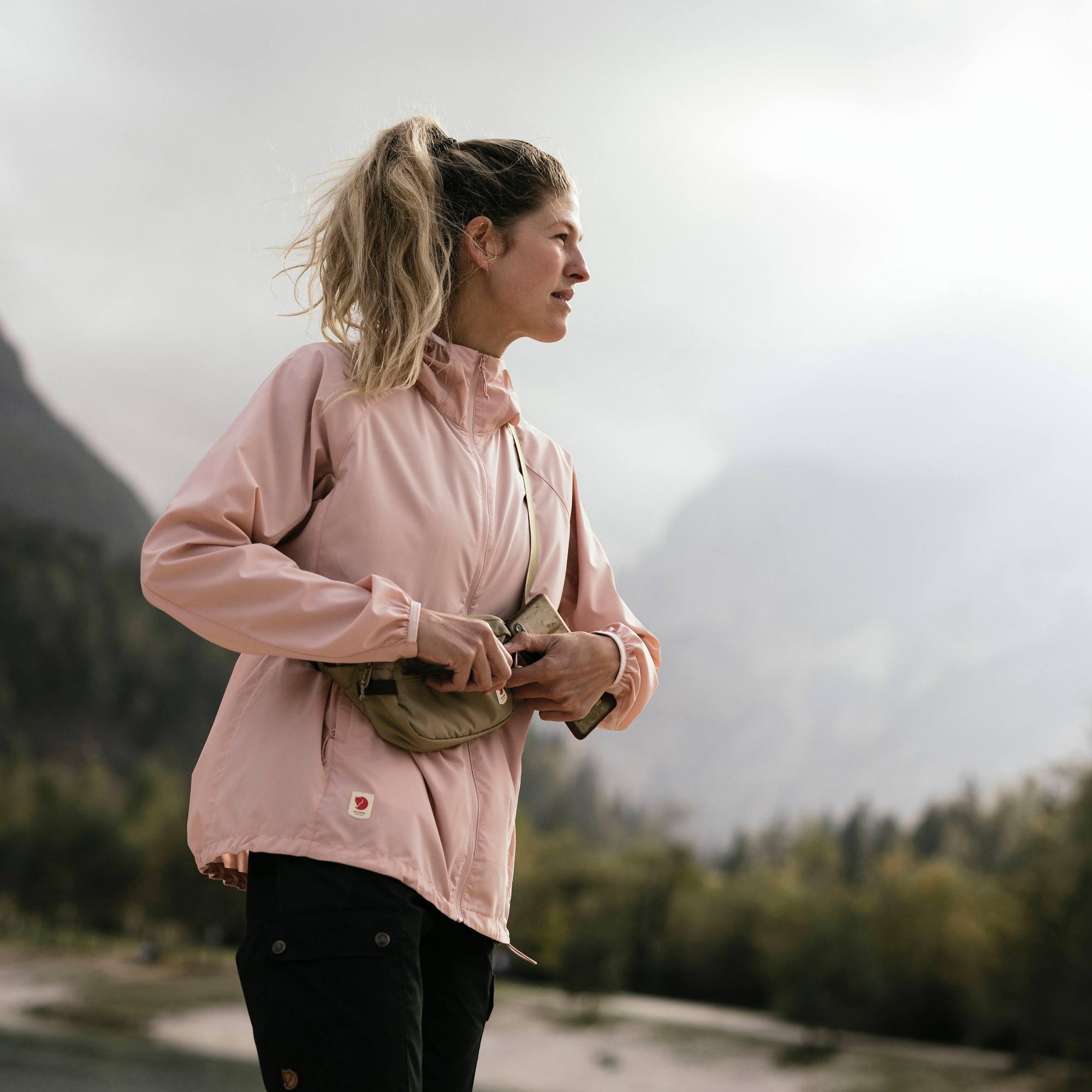 Fjällräven Women's High Coast Wind Hoodie Chalk Rose 07