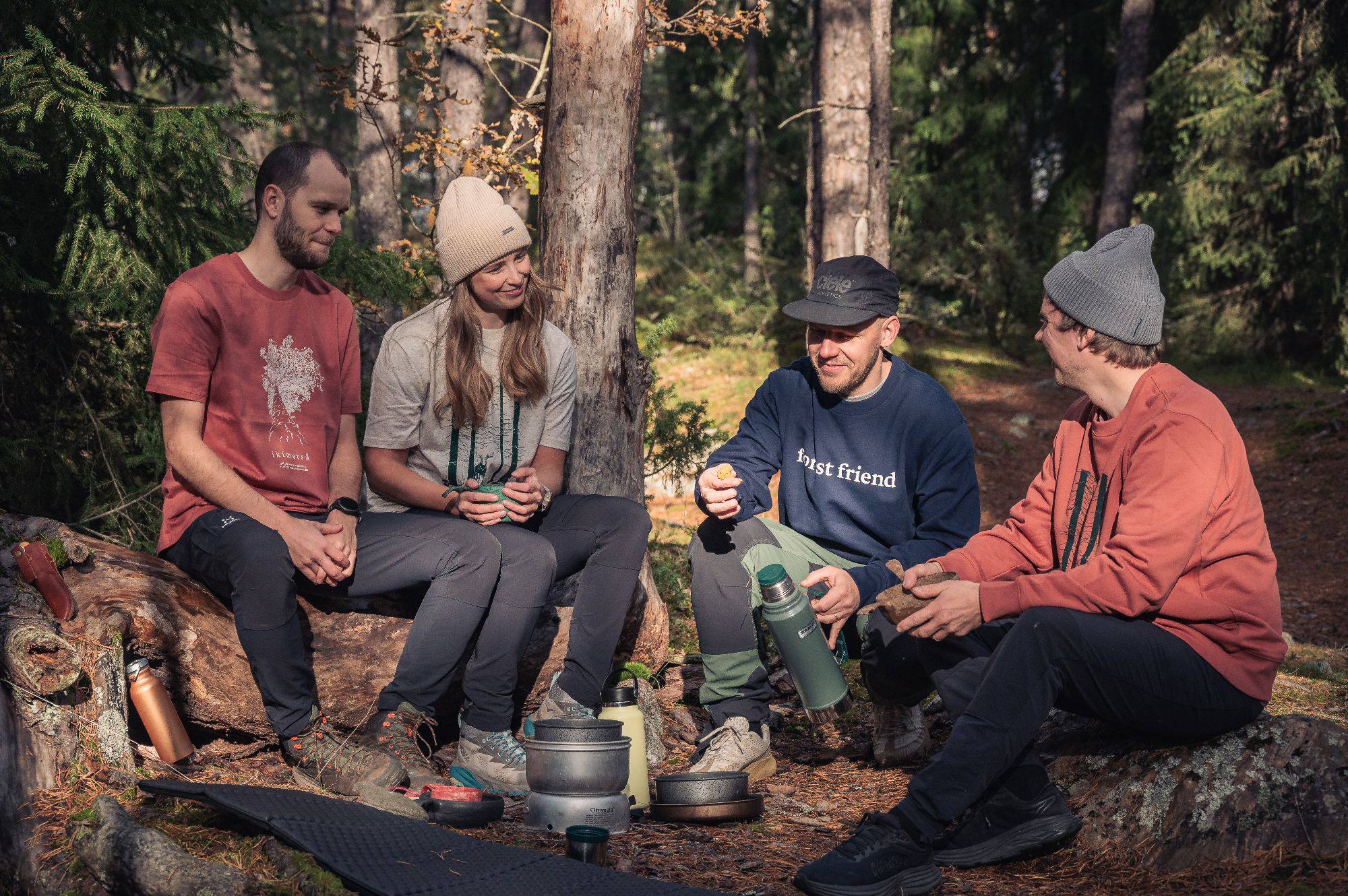 Metsä/Skogen Forest Friend College Navy 03