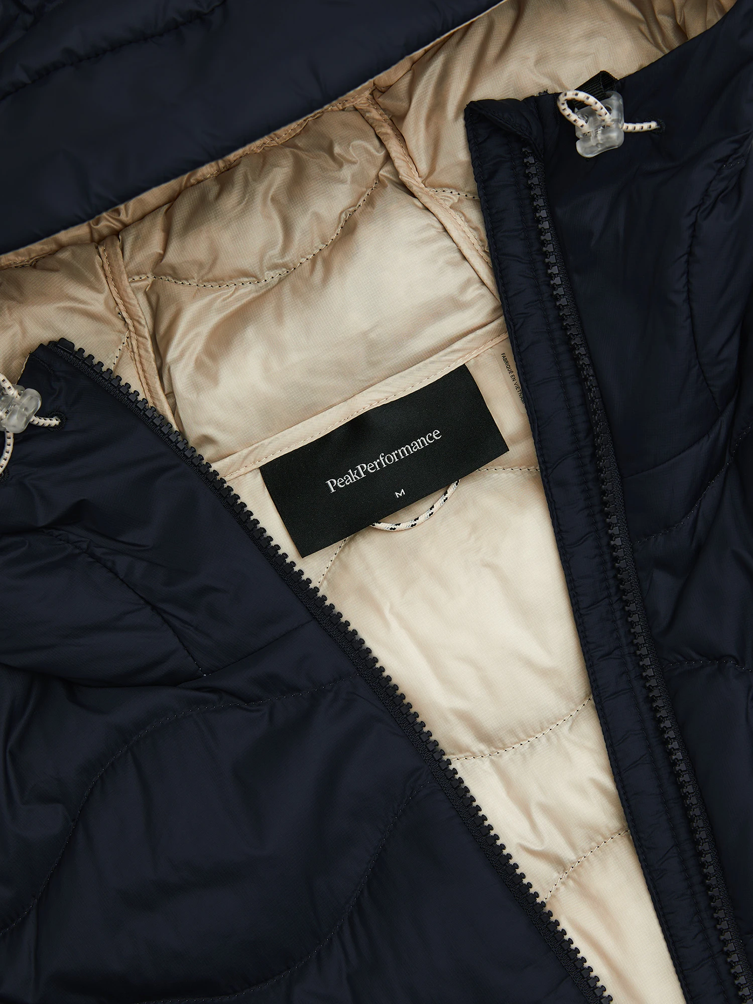 Peak Performance Women's Helium Utility Down Hood Black / sand fog 05