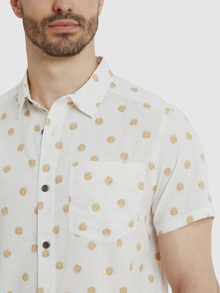 Sherpa Men's Newar Peacock Short Sleeve Shirt Off-White 06