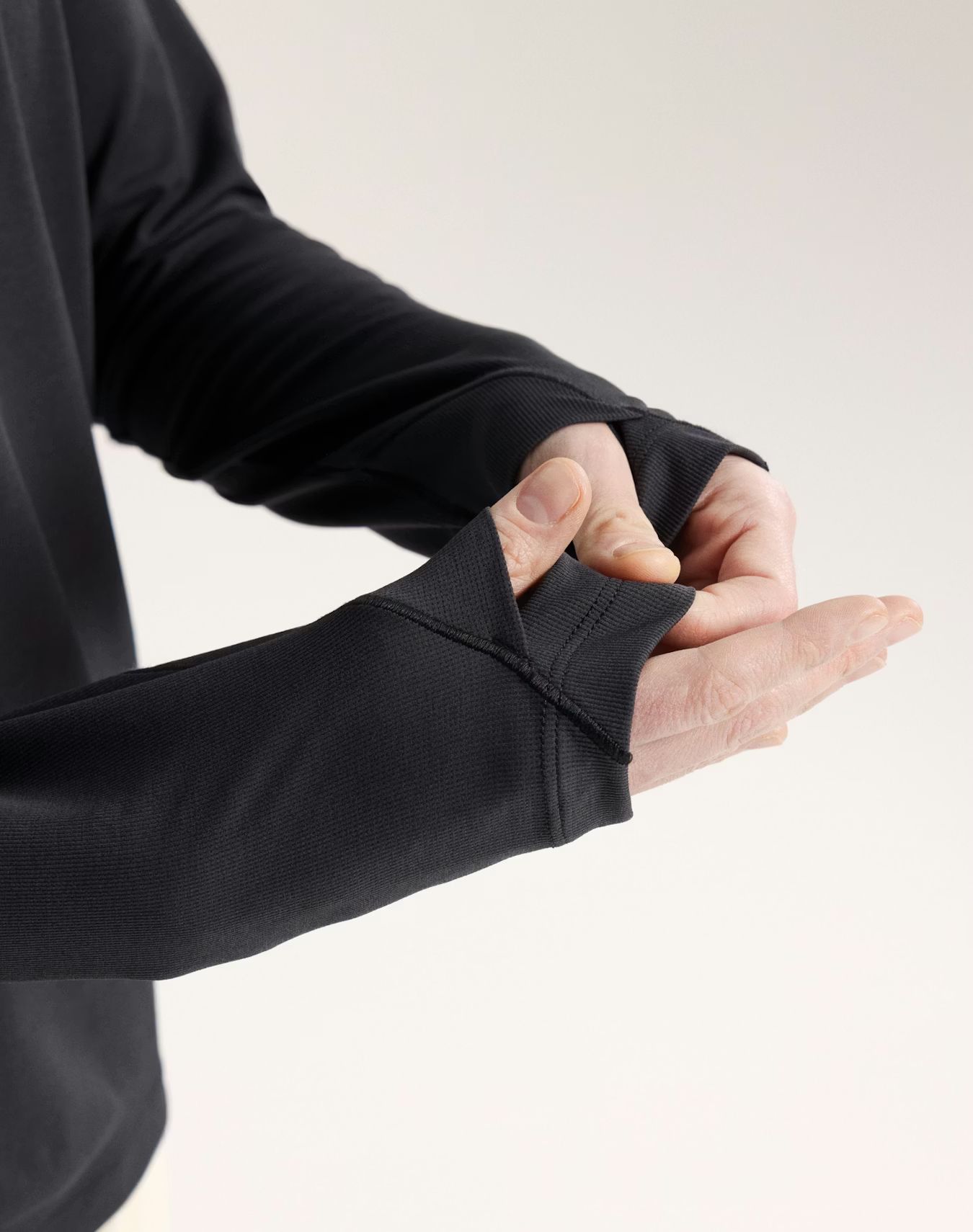 Arc'teryx Sunna Crew LS Women`s Musta 04