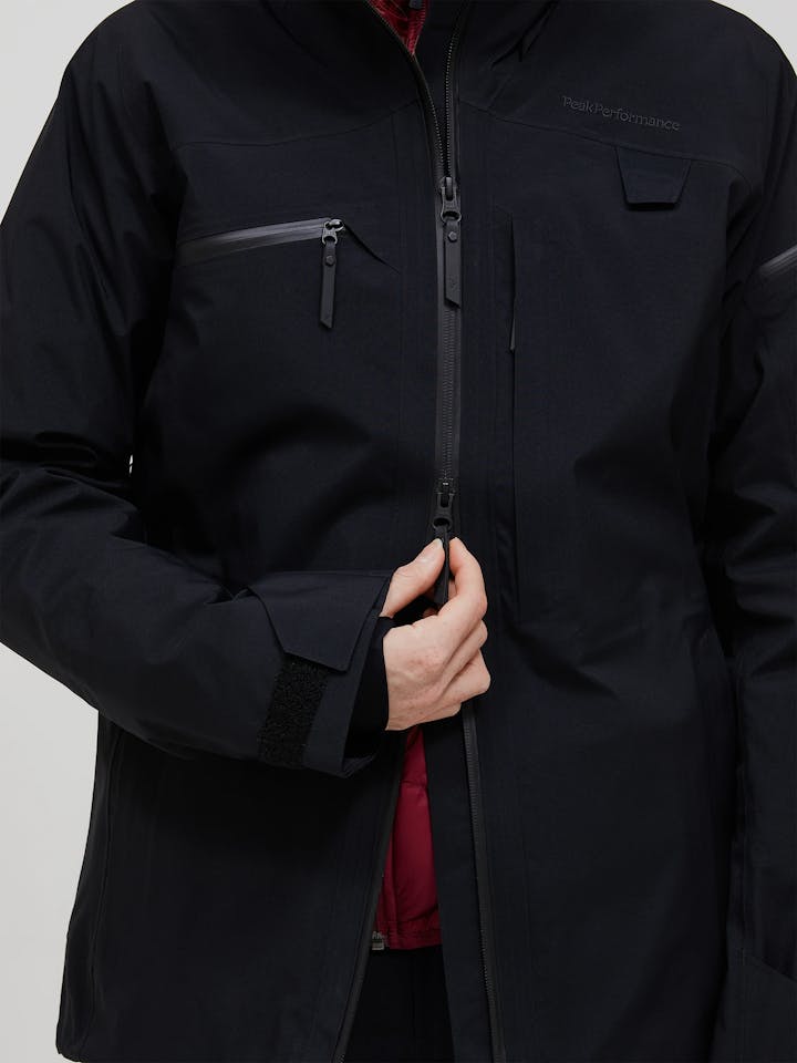 Peak Performance Women's Alpine GTX C-Knit 3L Shell Jacket Musta 02