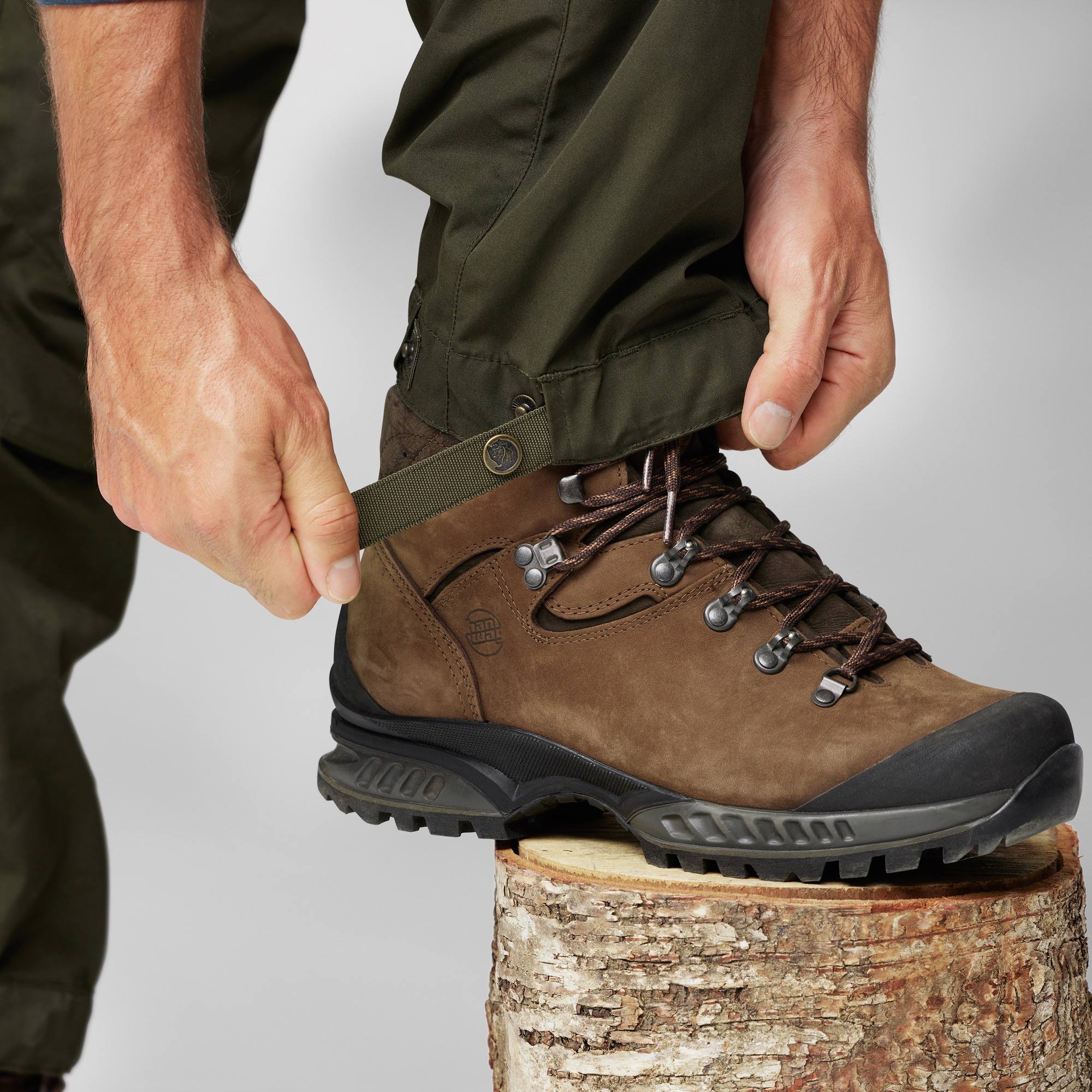 Fjällräven Men's Vidda Pro Trousers Dark olive / Black 07