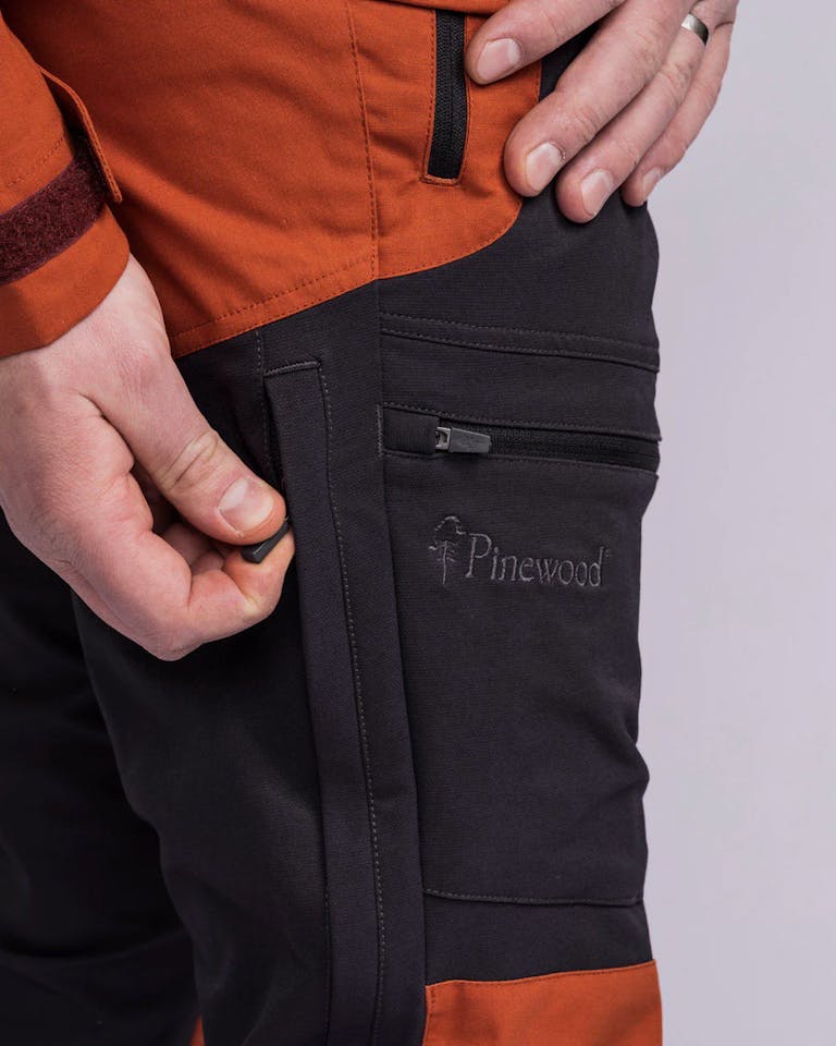 Pinewood Men's Finnveden Hybrid Trousers Dark Anthracite / Terracotta 04
