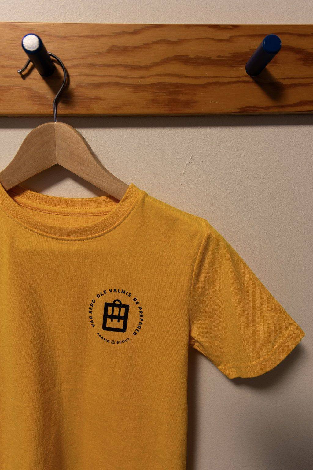 Partiotuote Lasten t-paita, reppu ja Ole valmis -painatus. Yellow 02