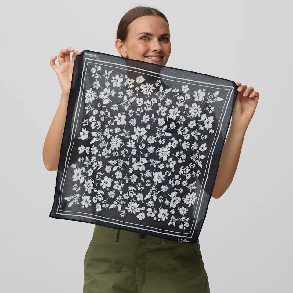 Fjällräven Fjällblomster Bandana Chalk 03