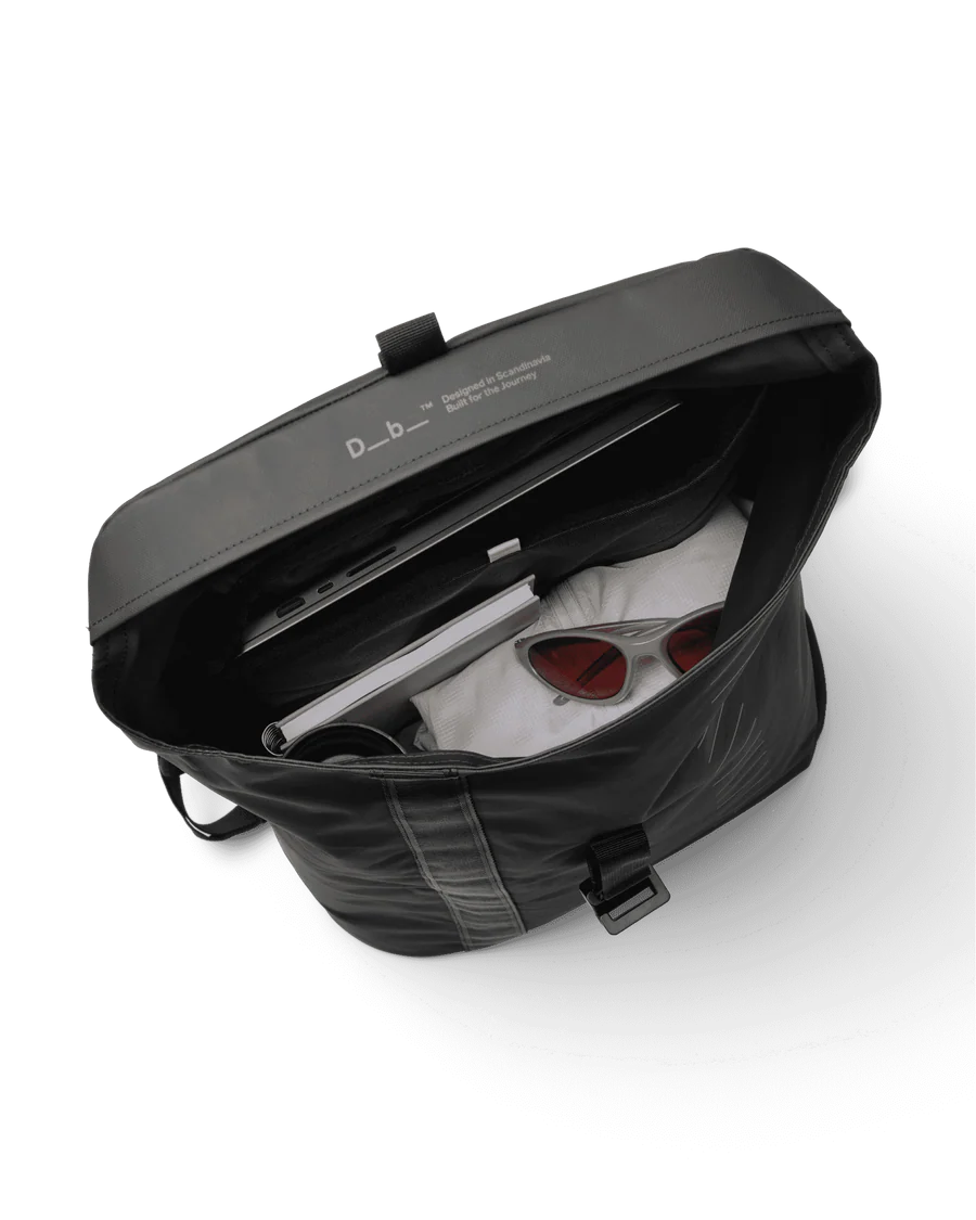 DB Essential Backpack 24L Musta 07