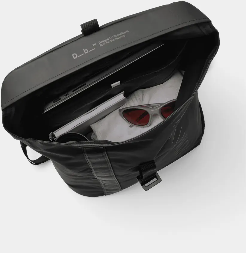 DB Essential Backpack 24L Musta 07