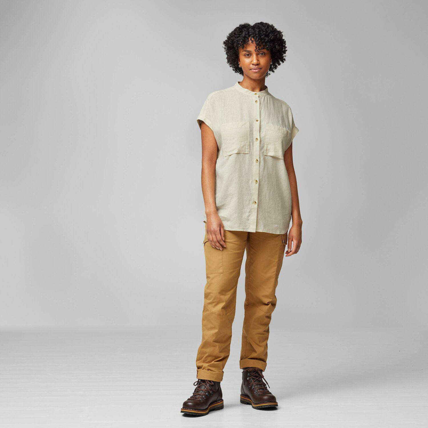 Fjällräven Women's Övik Hemp SS Shirt Chalk 03