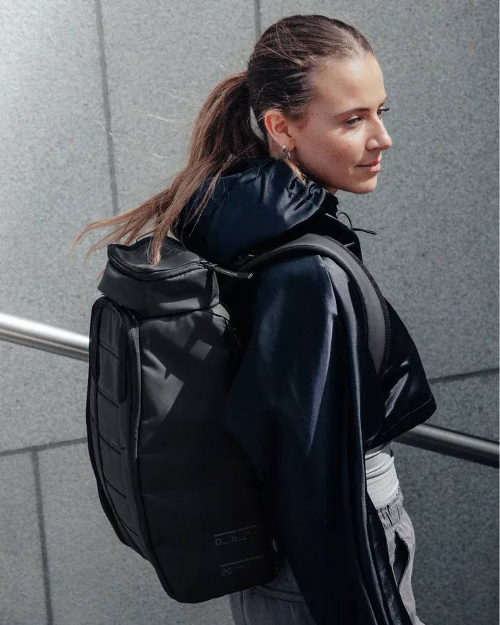 DB Hugger 20L Black 02