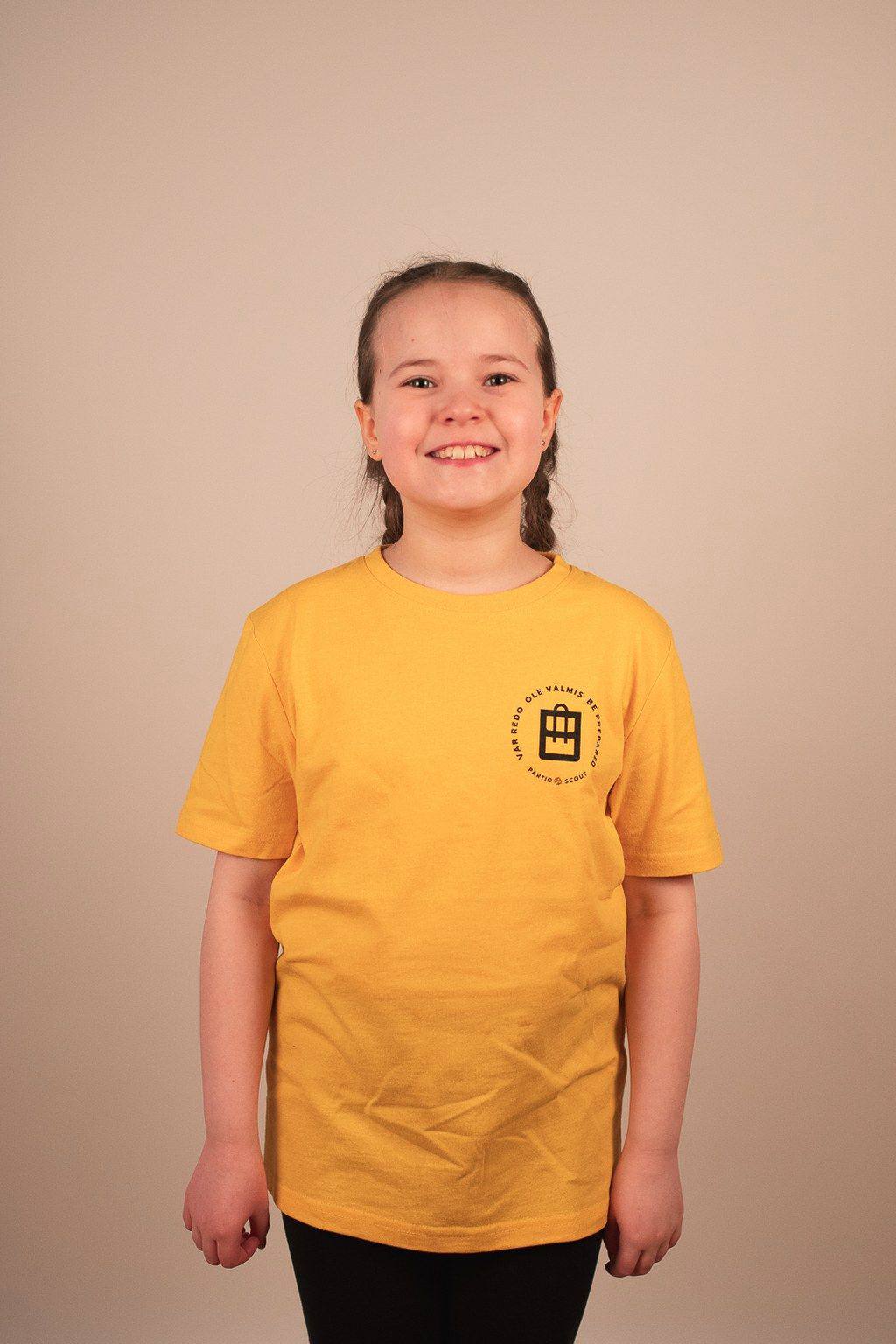 Partiotuote Lasten t-paita, reppu ja Ole valmis -painatus. Yellow 04