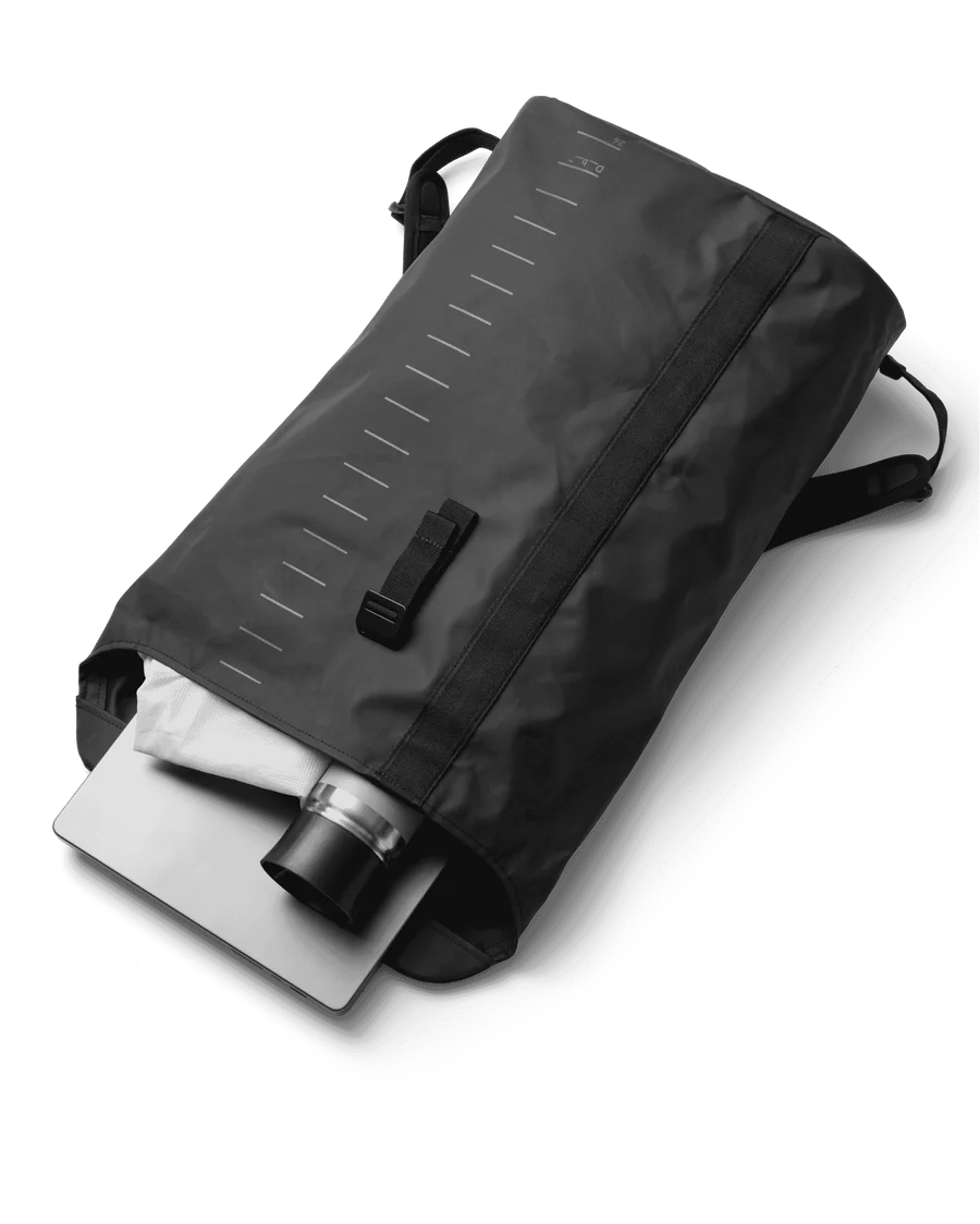 DB Essential Backpack 24L Musta 06