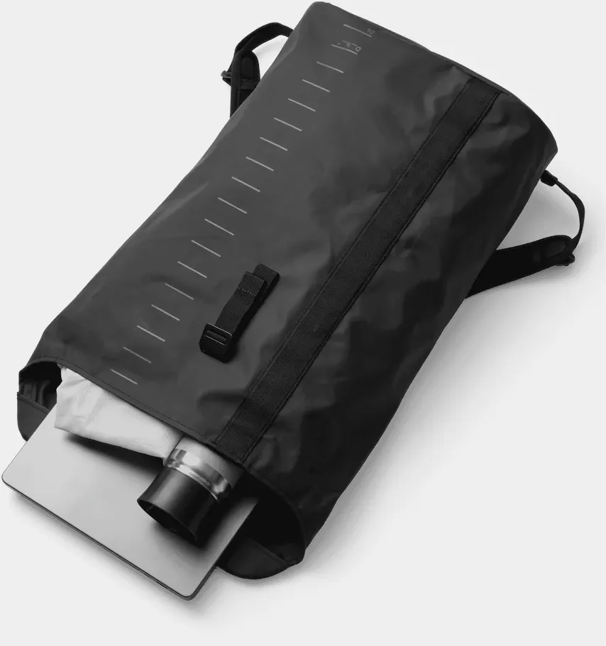 DB Essential Backpack 24L Musta 06