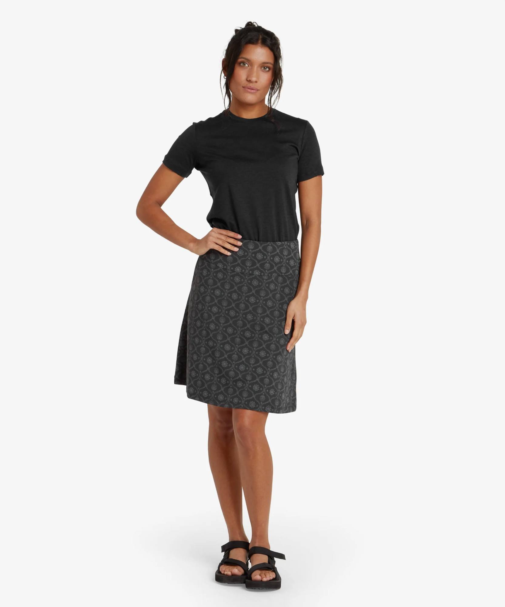 Sherpa Women's Padma Pull-on Skirt Musta 03